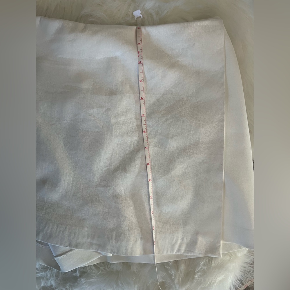 Alice + Olivia faux leather skort size 10 color white - Picture 6 of 9